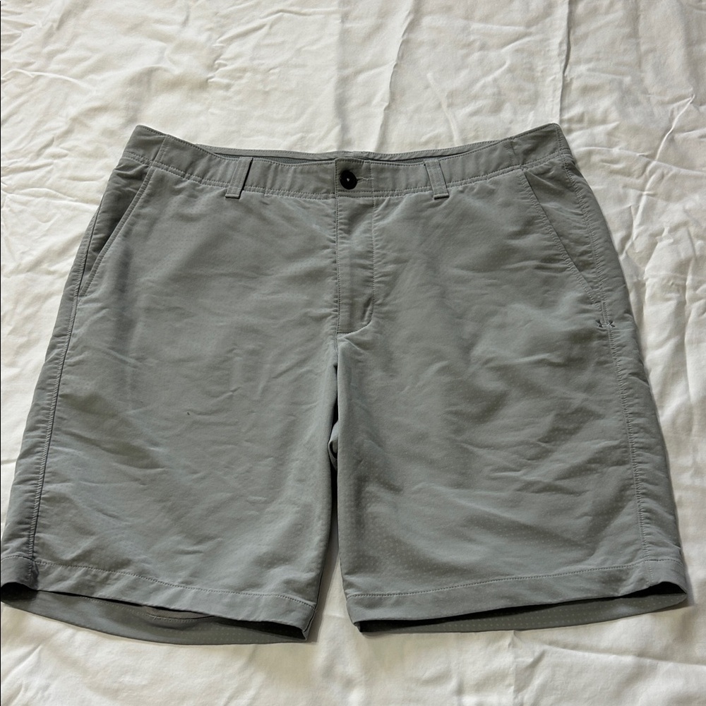 Under Armour Men's Light Gray Dotted HeatGear Golf Shorts  Waist Size 38
